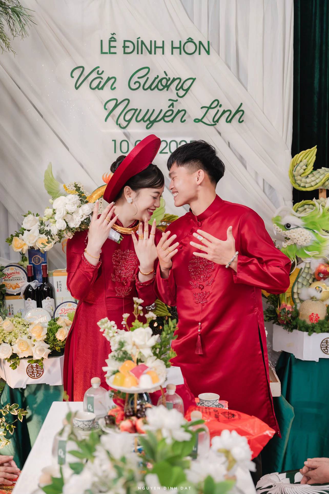 Vợ Hồ Văn Cường khoe vàng đeo trĩu cổ, nặng tay trong lễ ăn hỏi- Ảnh 3.