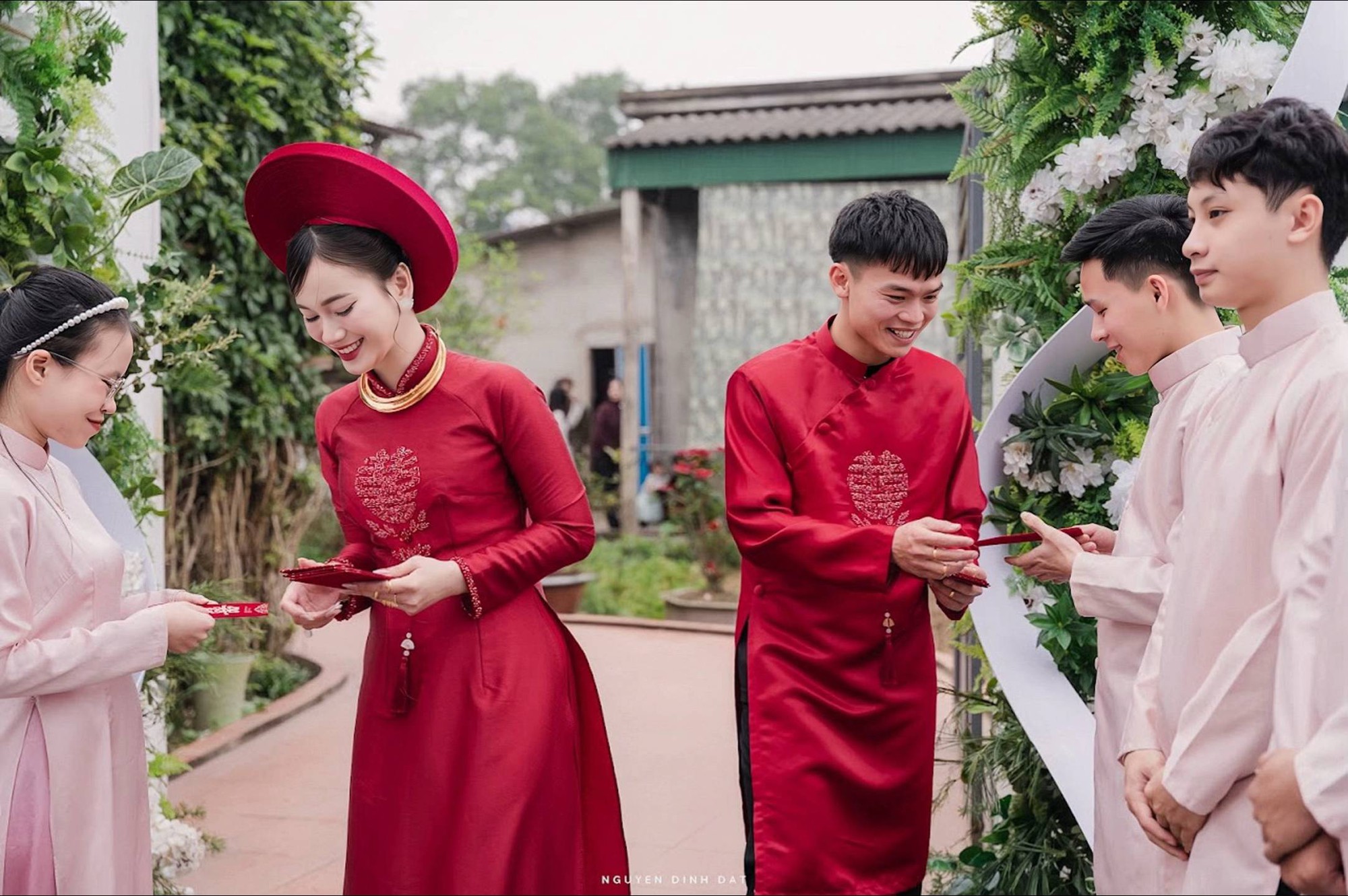 Vợ Hồ Văn Cường khoe vàng đeo trĩu cổ, nặng tay trong lễ ăn hỏi- Ảnh 1.