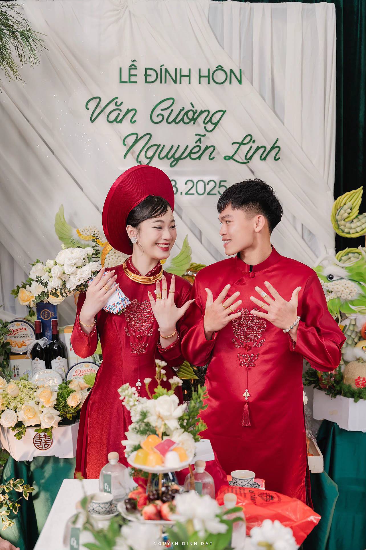Vợ Hồ Văn Cường khoe vàng đeo trĩu cổ, nặng tay trong lễ ăn hỏi- Ảnh 2.