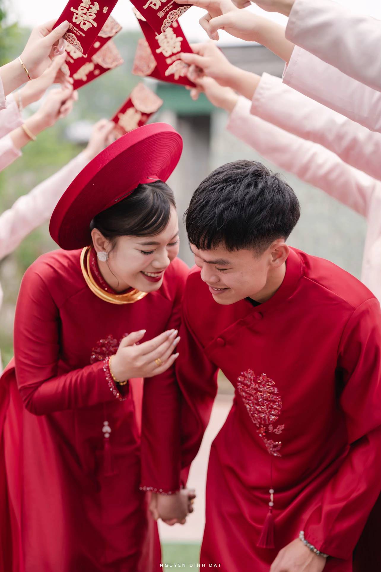 Vợ Hồ Văn Cường khoe vàng đeo trĩu cổ, nặng tay trong lễ ăn hỏi- Ảnh 5.