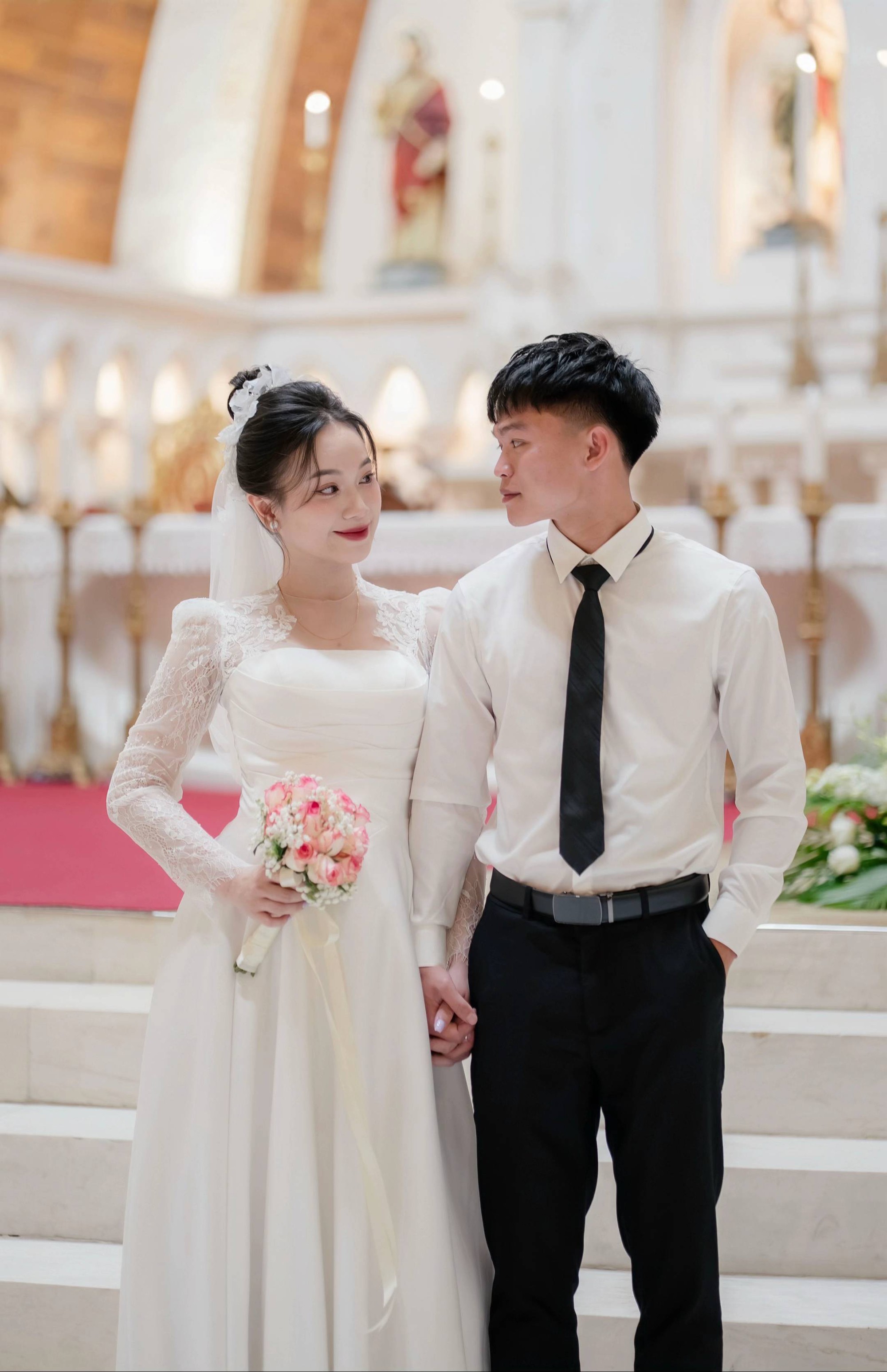 Vợ Hồ Văn Cường khoe vàng đeo trĩu cổ, nặng tay trong lễ ăn hỏi- Ảnh 6.