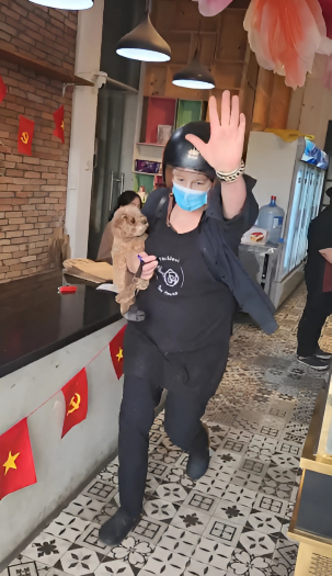 Tiệm bánh ở Hà Nội bị tố coi thường shipper gây bức xúc, đoạn video tiết lộ 1 chi tiết mất vệ sinh?- Ảnh 1.