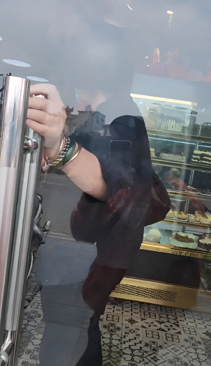 Tiệm bánh ở Hà Nội bị tố coi thường shipper gây bức xúc, đoạn video tiết lộ 1 chi tiết mất vệ sinh?- Ảnh 2.