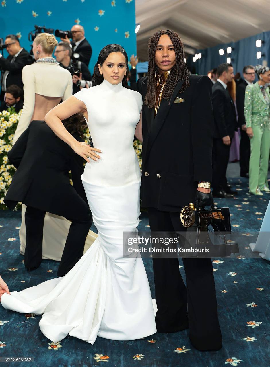 Hội "chơi nổi" Met Gala 2025: Màn xách máy may vác đàn, "biến hình" 19 giây cũng không sốc bằng mặt mộc của Vera Wang - Ảnh 9. Hội "chơi nổi" Met Gala 2025: Màn xách máy may vác đàn, "biến hình" 19 giây cũng không sốc bằng mặt mộc của Vera Wang - Ảnh 9.