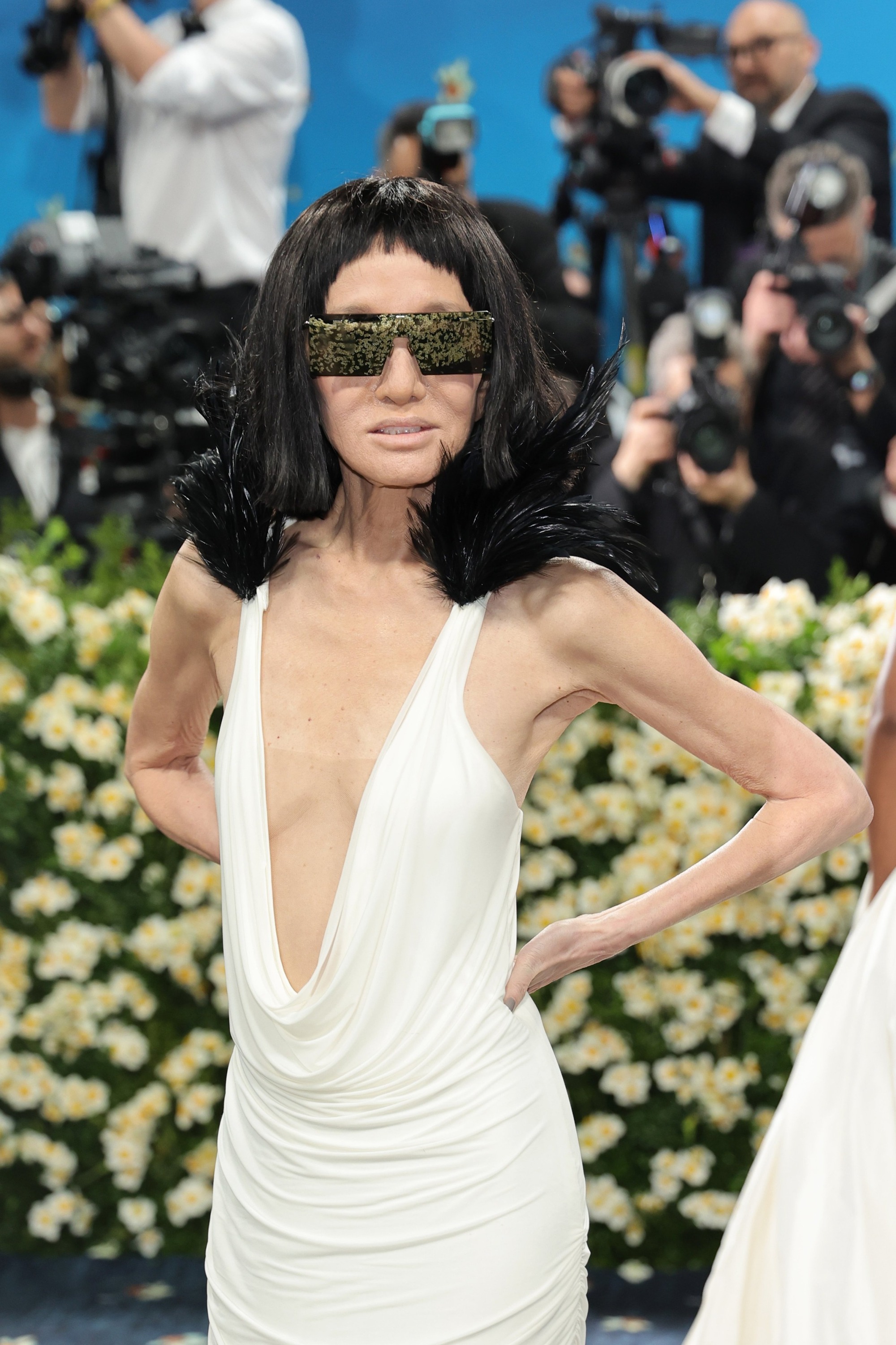 Hội "chơi nổi" Met Gala 2025: Màn xách máy may vác đàn, "biến hình" 19 giây cũng không sốc bằng mặt mộc của Vera Wang - Ảnh 1. Hội "chơi nổi" Met Gala 2025: Màn xách máy may vác đàn, "biến hình" 19 giây cũng không sốc bằng mặt mộc của Vera Wang - Ảnh 1.