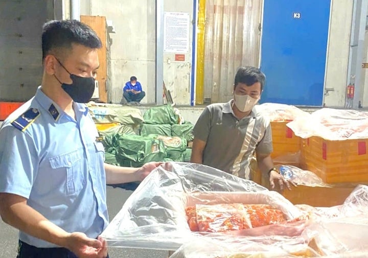 Hà Nội: Nam thanh niên cầm dao tấn công nhiều người trong đêm gây hoang mang - Ảnh 1. Hà Nội: Nam thanh niên cầm dao tấn công nhiều người trong đêm gây hoang mang - Ảnh 1.