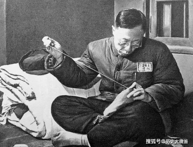 Thăm lại Cố cung, Phổ Nghi chỉ vào chiếc bình hoa và nói một câu kỳ lạ, mọi người xung quanh ngay lập tức hoảng sợ- Ảnh 3.