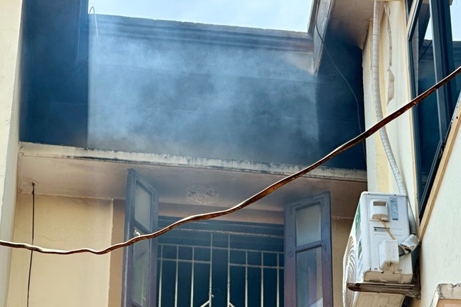 Phòng thực hành thí nghiệm trường chuyên Phan Bội Châu bốc cháy gây hoang mang học sinh - Ảnh 1. Phòng thực hành thí nghiệm trường chuyên Phan Bội Châu bốc cháy gây hoang mang học sinh - Ảnh 1.