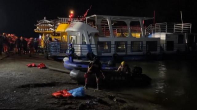 Cảnh tượng kinh hoàng khi 4 thuyền du lịch bất ngờ lật úp, 84 người cùng rơi xuống sông- Ảnh 3.