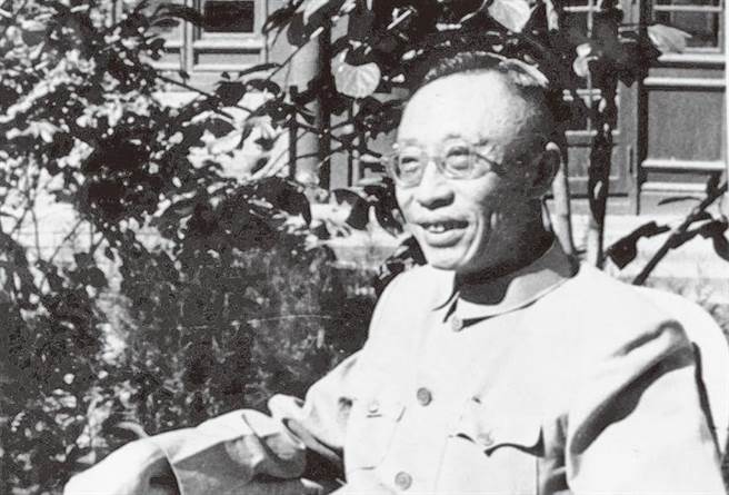 Thăm lại Cố cung, Phổ Nghi chỉ vào chiếc bình hoa và nói một câu kỳ lạ, mọi người xung quanh ngay lập tức hoảng sợ- Ảnh 2.