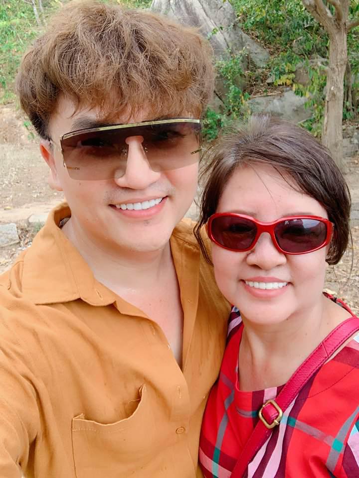 Đám tang mẹ MC Đại Nghĩa: Trường Giang - Nhã Phương và dàn sao đến viếng trong đêm, 1 nữ diễn viên gây xúc động- Ảnh 2.