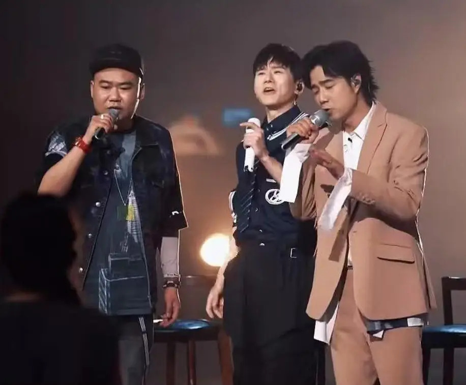 Nam ca sĩ qua đời đột ngột ở tuổi 44 - Ảnh 2.