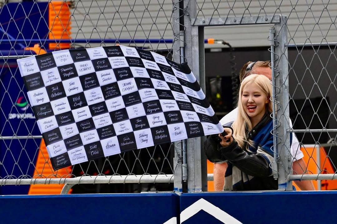 Trước Met Gala, Lisa v&agrave; Ros&eacute; vừa đụng độ tại trường đua F1, nhan sắc đều cực phẩm nhưng ai ấn tượng hơn?- Ảnh 13.