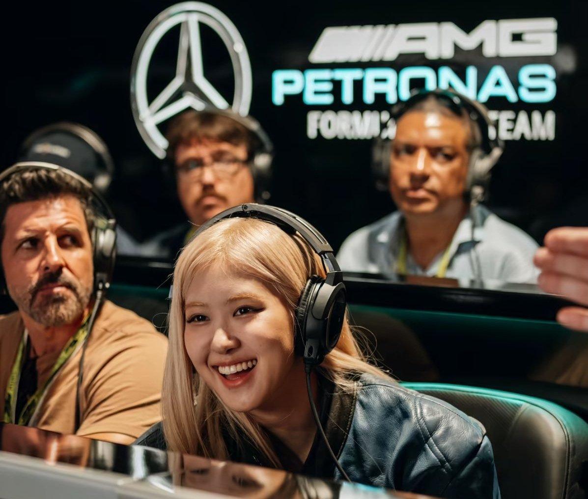 Trước Met Gala, Lisa v&agrave; Ros&eacute; vừa đụng độ tại trường đua F1, nhan sắc đều cực phẩm nhưng ai ấn tượng hơn?- Ảnh 10.