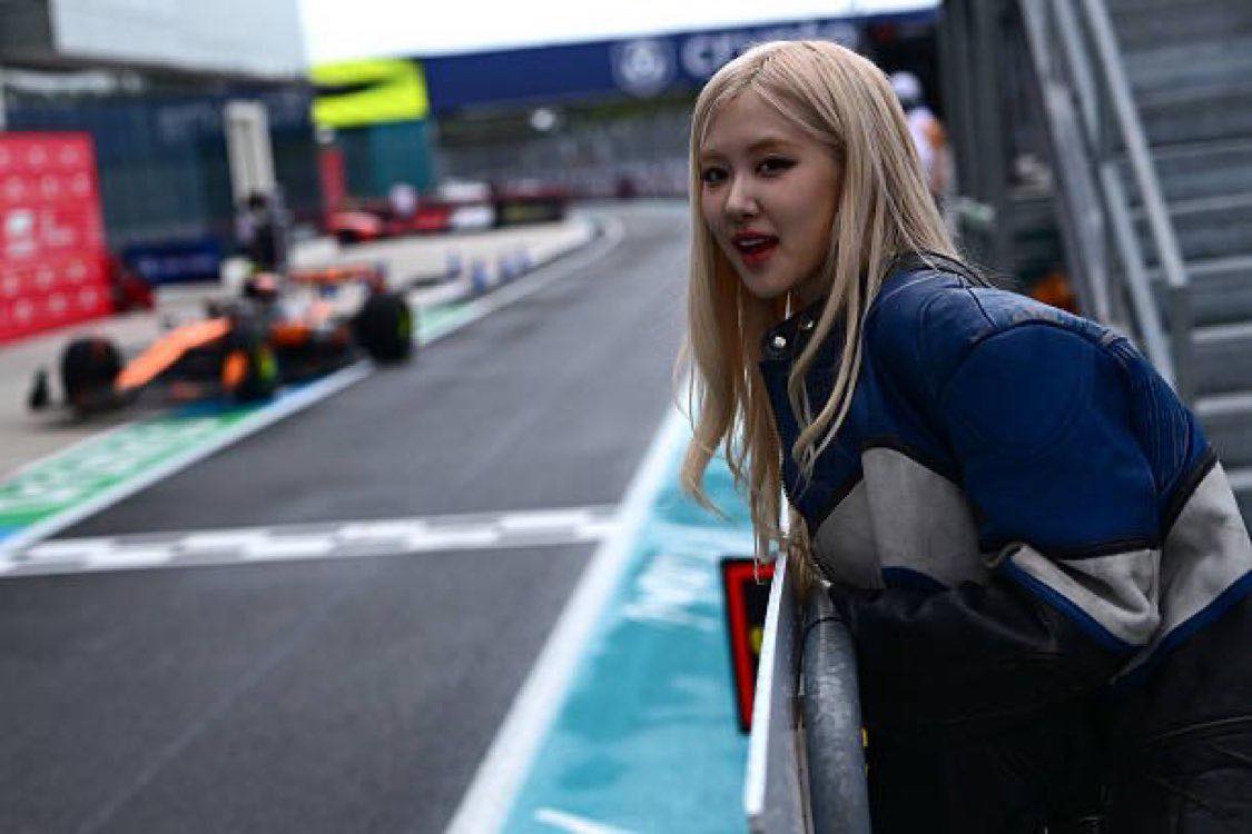 Trước Met Gala, Lisa v&agrave; Ros&eacute; vừa đụng độ tại trường đua F1, nhan sắc đều cực phẩm nhưng ai ấn tượng hơn?- Ảnh 14.