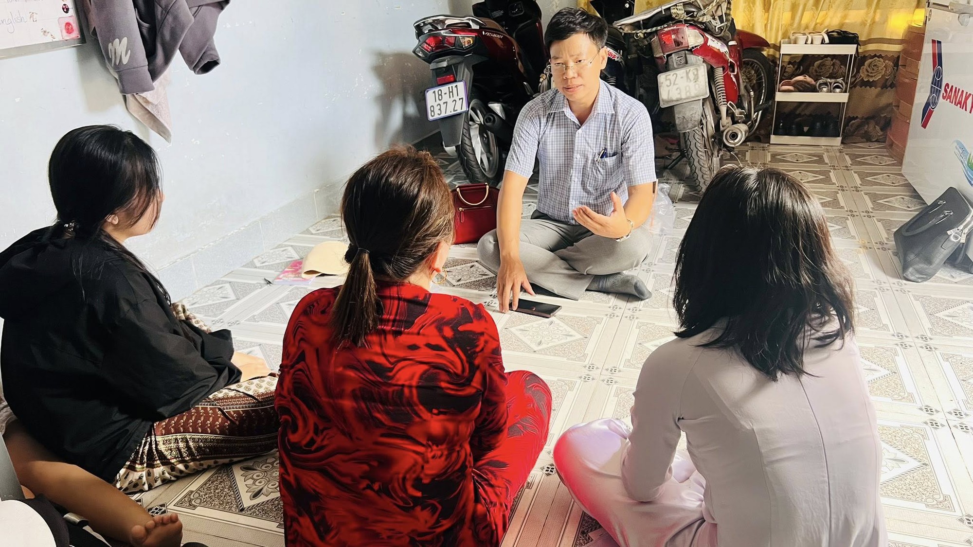 Khởi tố vụ án hiếp dâm cha ruột: Hai con gái tố cáo ở TP HCM - Ảnh 1. Khởi tố vụ án hiếp dâm cha ruột: Hai con gái tố cáo ở TP HCM - Ảnh 1.