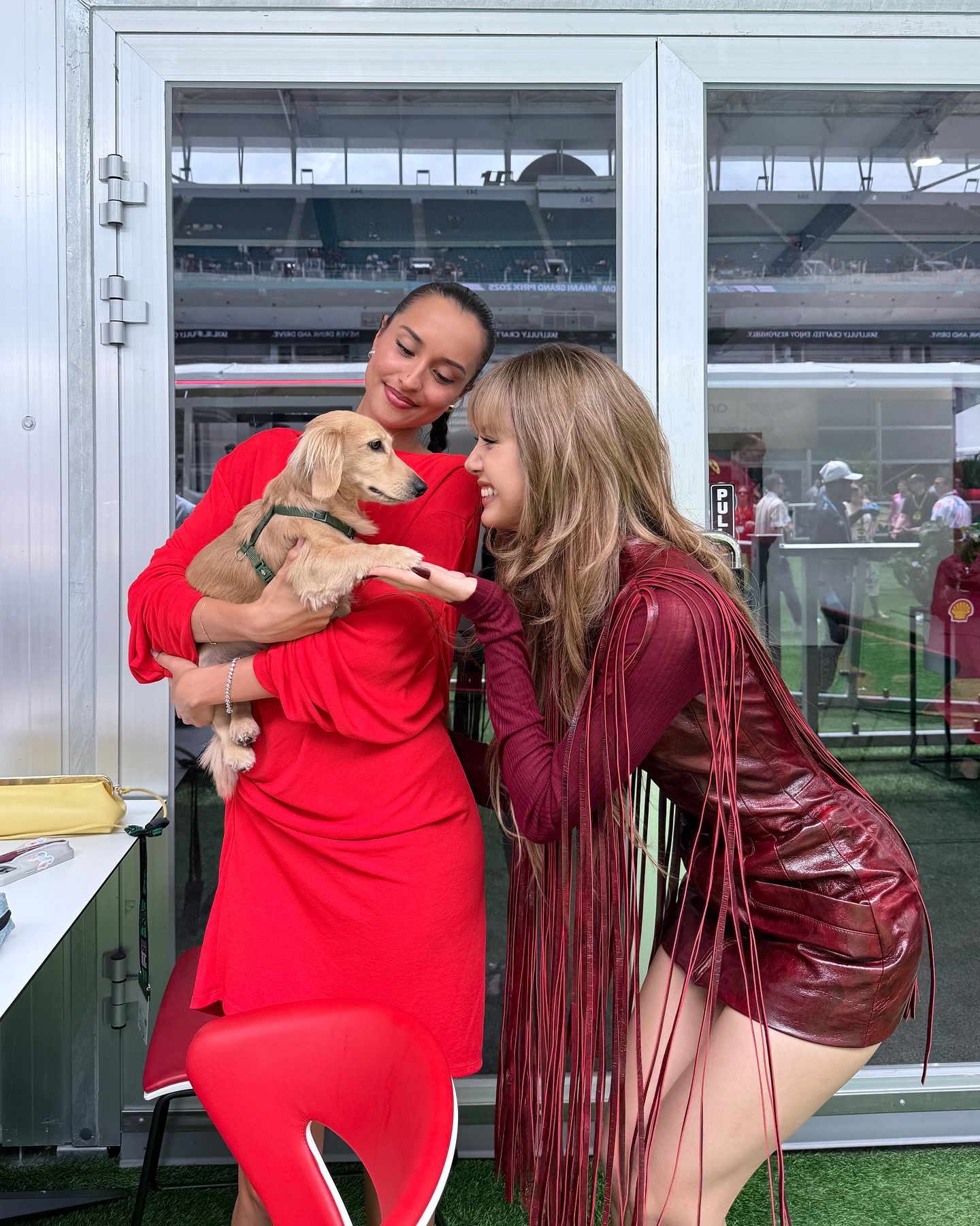 Trước Met Gala, Lisa v&agrave; Ros&eacute; vừa đụng độ tại trường đua F1, nhan sắc đều cực phẩm nhưng ai ấn tượng hơn?- Ảnh 3.