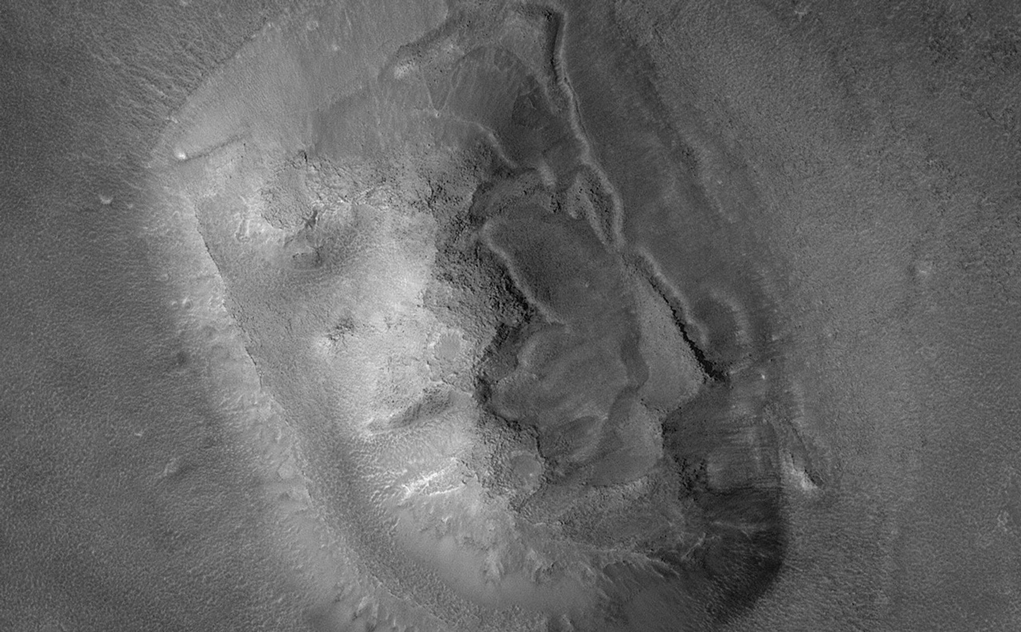 Khuôn mặt người thứ hai bất ngờ xuất hiện trên Sao Hỏa: Sự im lặng đáng sợ và những câu hỏi không có lời đáp!- Ảnh 1.