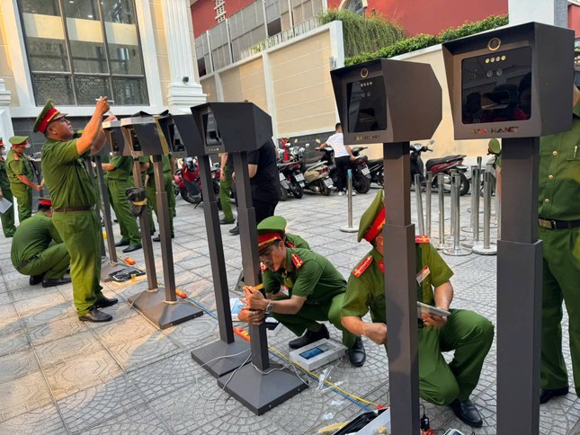 Bức tường an ninh Trong lễ diễu binh 30 / 4: Những người giữ bình yên cho đất nước - Ảnh 2. Bức tường an ninh Trong lễ diễu binh 30 / 4: Những người giữ bình yên cho đất nước - Ảnh 2.