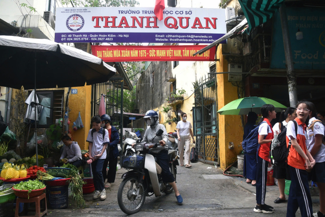 Mảng vữa liên tục rơi từ trên trần xuống lớp học, phụ huynh lo lắng cho con nghỉ học- Ảnh 1. Mảng vữa liên tục rơi từ trên trần xuống lớp học, phụ huynh lo lắng cho con nghỉ học- Ảnh 1.