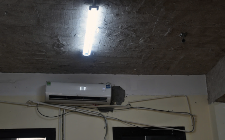 Mảng vữa liên tục rơi từ trên trần xuống lớp học, phụ huynh lo lắng cho con nghỉ học- Ảnh 4. Mảng vữa liên tục rơi từ trên trần xuống lớp học, phụ huynh lo lắng cho con nghỉ học- Ảnh 4.