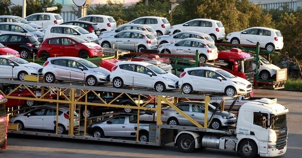 Nguồn cung ô tô của Việt Nam tăng kỷ lục, hàng loạt mẫu giảm giá mạnh