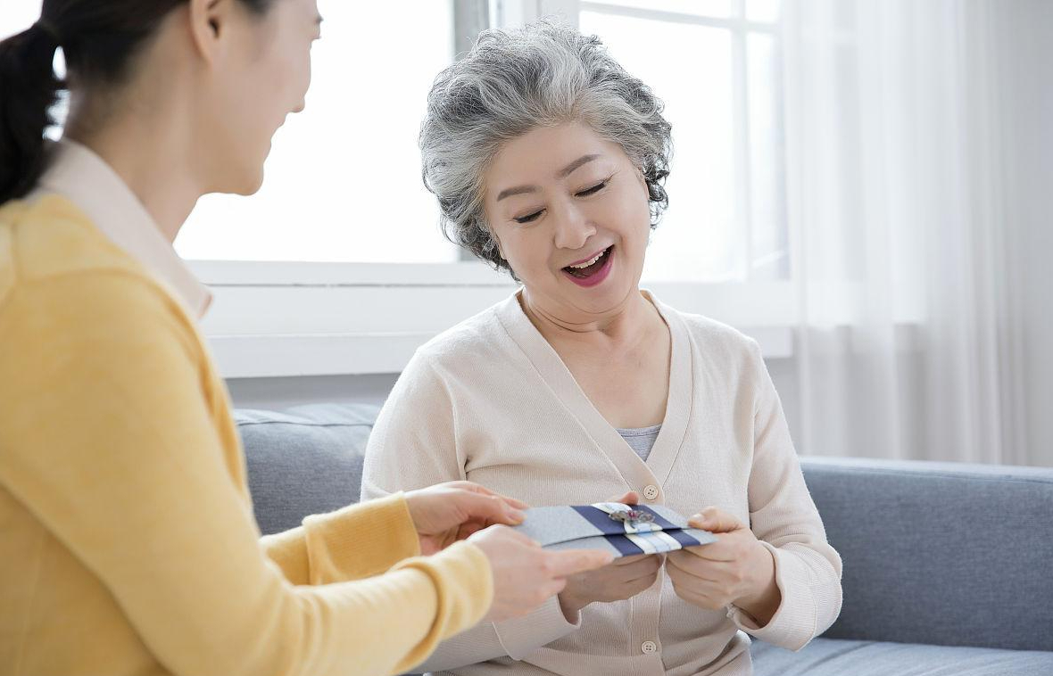 Nghe mẹ than thở bị chị dâu đối xử tệ nên tôi đón bà đến ở cùng, ngờ đâu chuỗi ngày sau đó chứng kiến toàn chuyện bất công- Ảnh 1.