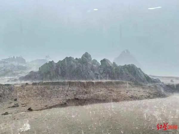 Cảnh tượng kinh hoàng khi 4 thuyền du lịch bất ngờ lật úp, 84 người cùng rơi xuống sông- Ảnh 1.