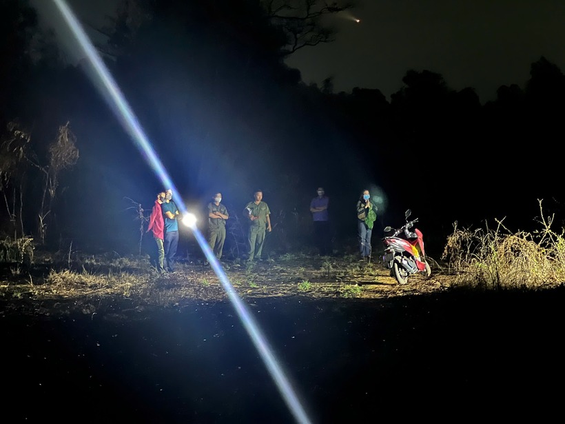 Điều tra nguy&ecirc;n nh&acirc;n người đ&agrave;n &ocirc;ng tử vong trong tư thế q&ugrave;y giữa rừng ở B&igrave;nh Dương - Ảnh 1.