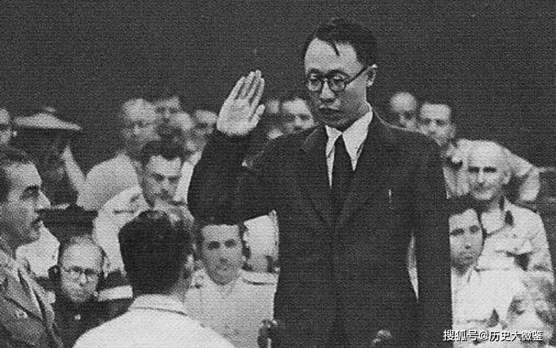 Thăm lại Cố cung, Phổ Nghi chỉ vào chiếc bình hoa và nói một câu kỳ lạ, mọi người xung quanh ngay lập tức hoảng sợ- Ảnh 1.