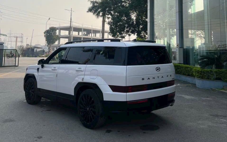 Hyundai Santa Fe đổi đuôi như thế này dễ được người Việt thích hơn: Đèn 'mượn' Sonata, đuôi như Palisade - Ảnh 4.