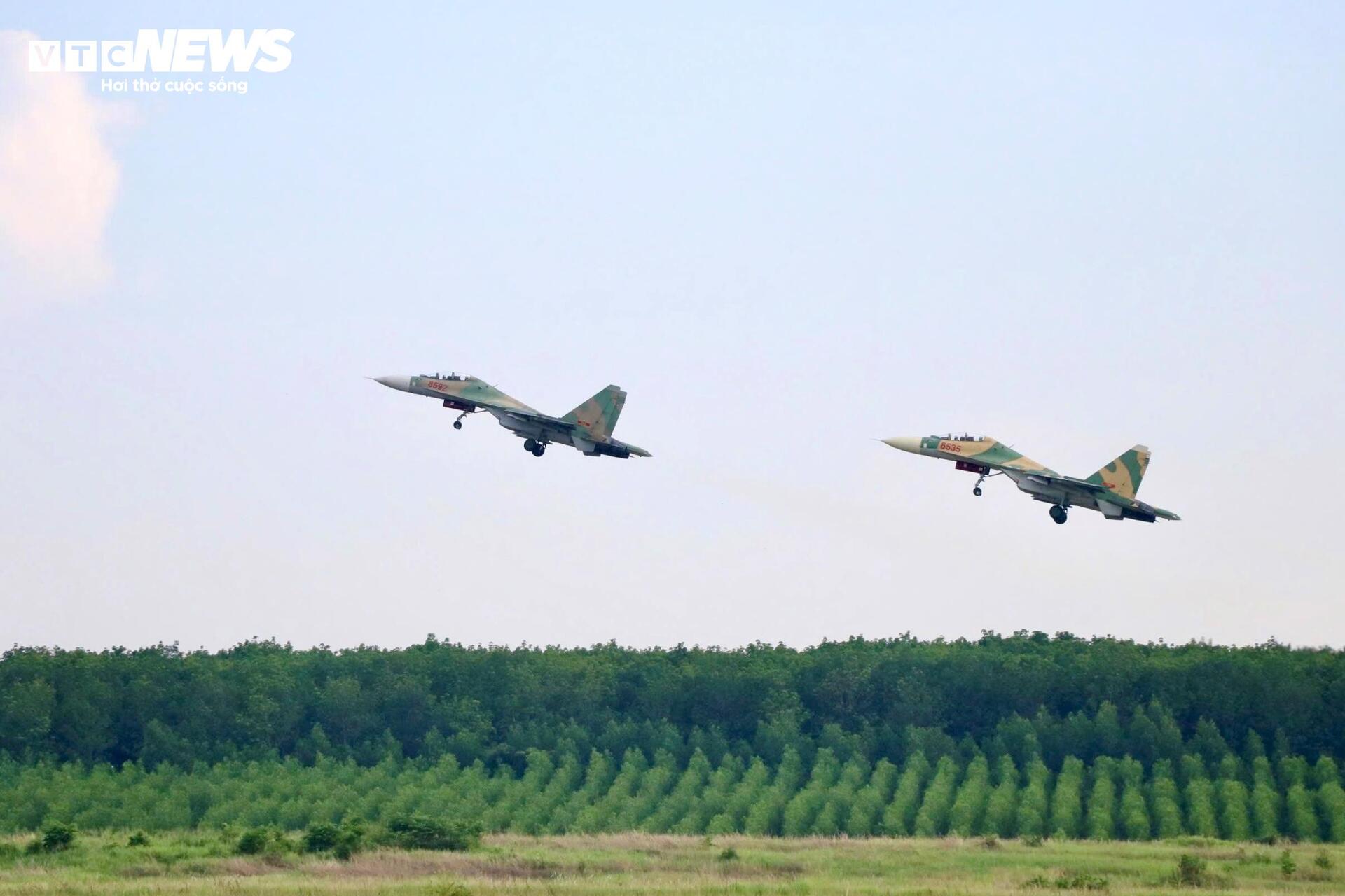 Su - 30 mk2 và Yak - 130 rời sân bay Biên Hòa sau nhiệm vụ bay biểu diễn 30 / 4 - Ảnh 8.