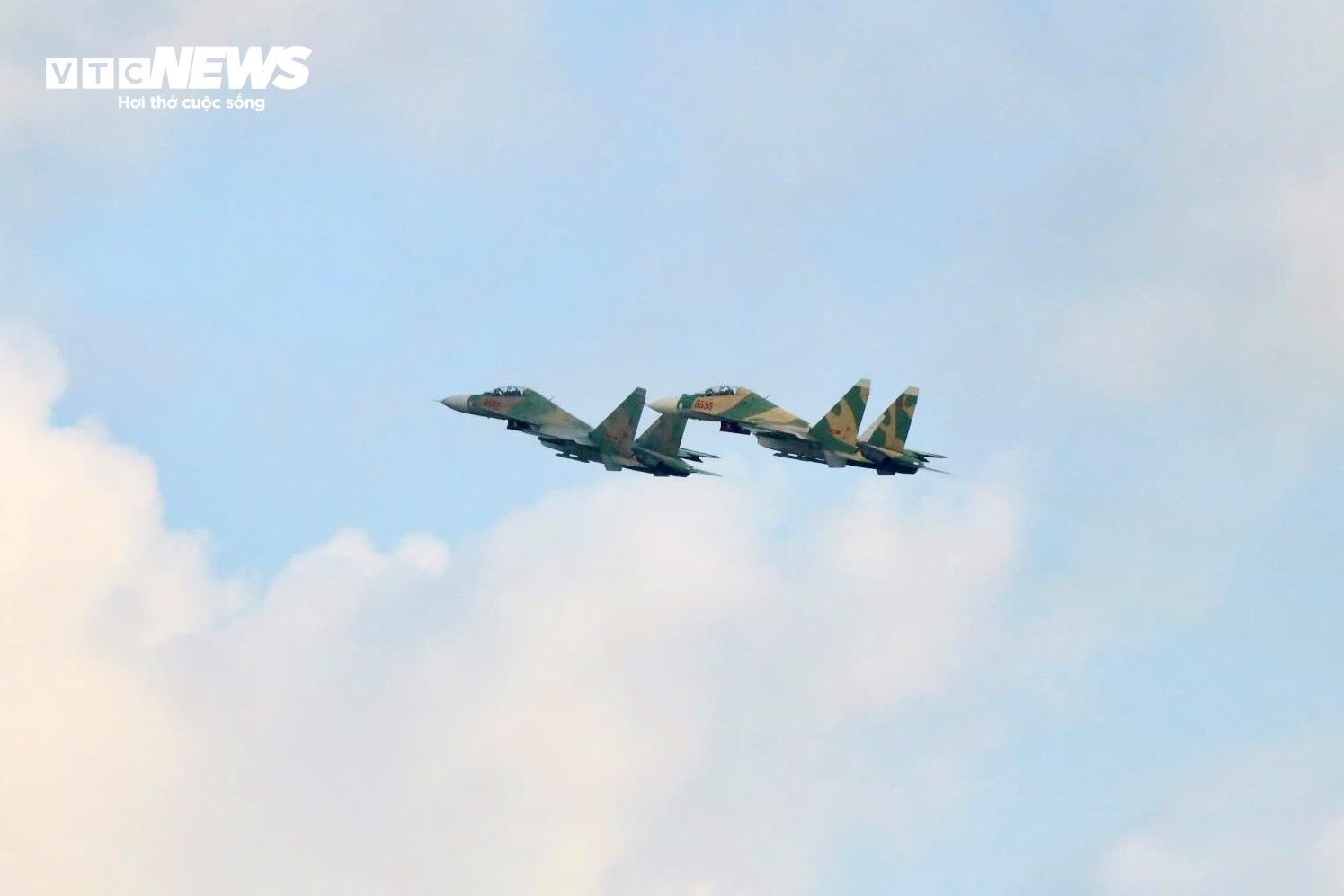 Su - 30 mk2 và Yak - 130 rời sân bay Biên Hòa sau nhiệm vụ bay biểu diễn 30 / 4 - Ảnh 9.