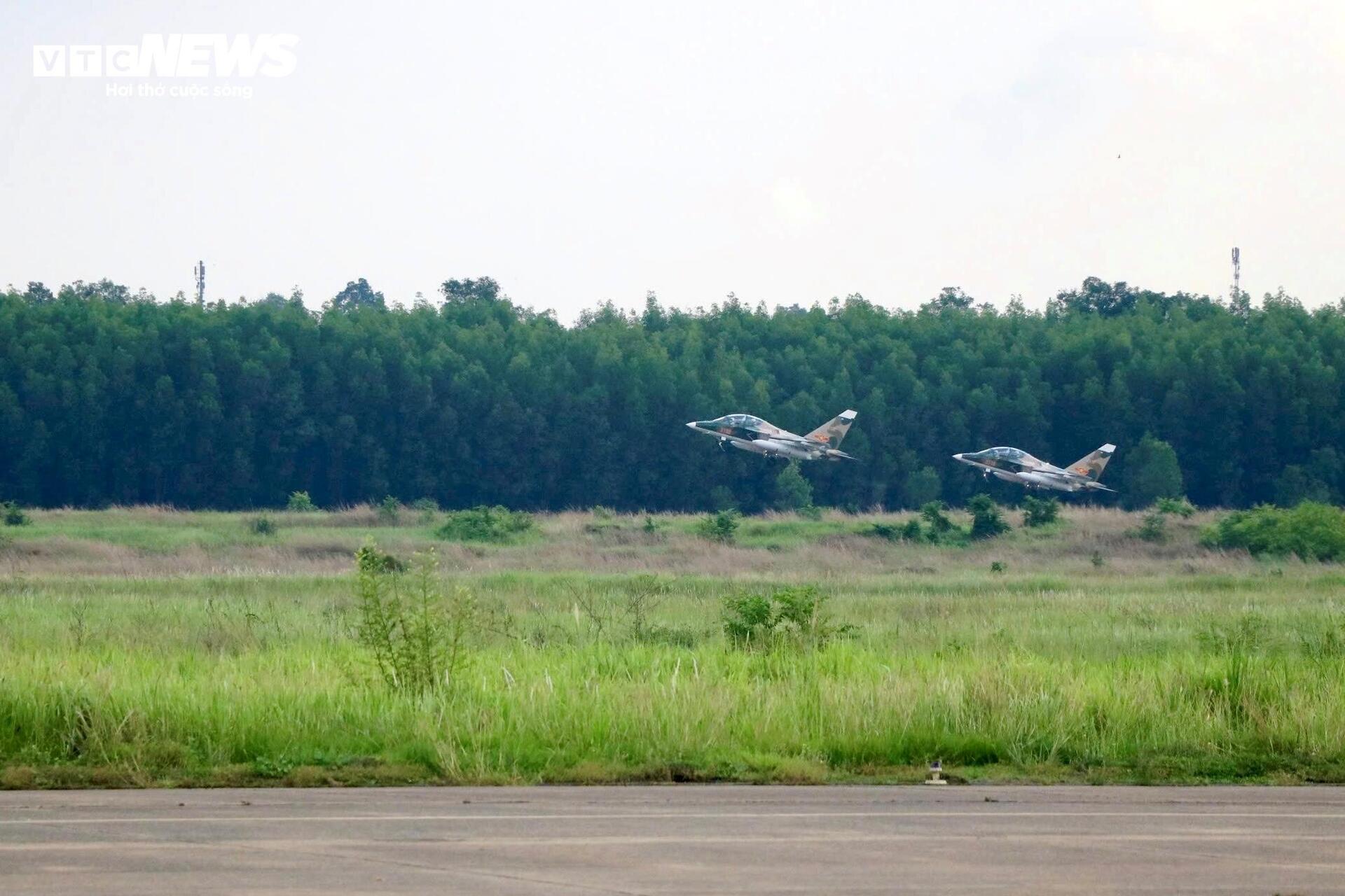 Su - 30 mk2 và Yak - 130 rời sân bay Biên Hòa sau nhiệm vụ bay biểu diễn 30 / 4 - Ảnh 10.