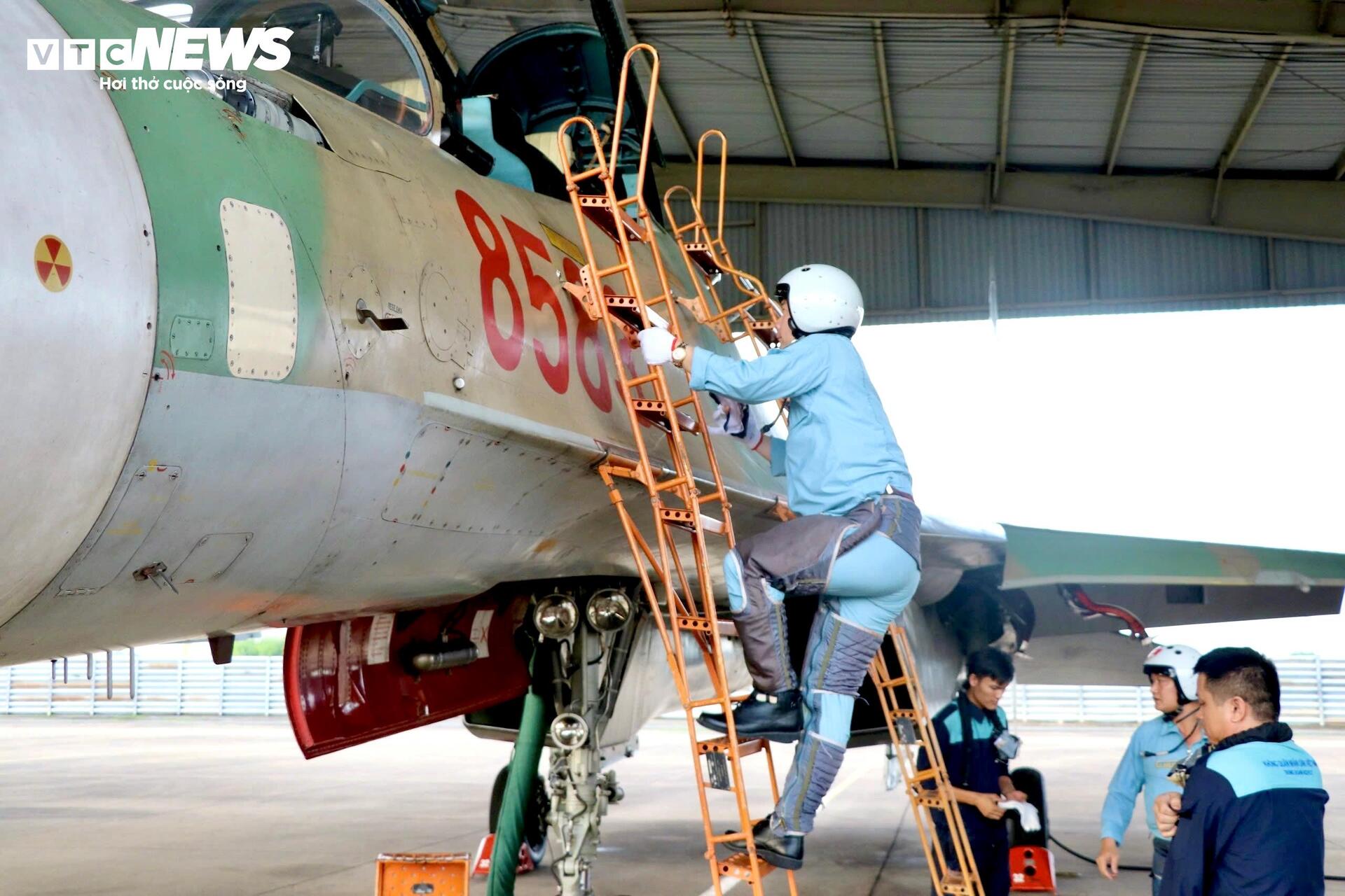 Su - 30 mk2 và Yak - 130 rời sân bay Biên Hòa sau nhiệm vụ bay biểu diễn 30 / 4 - Ảnh 4.