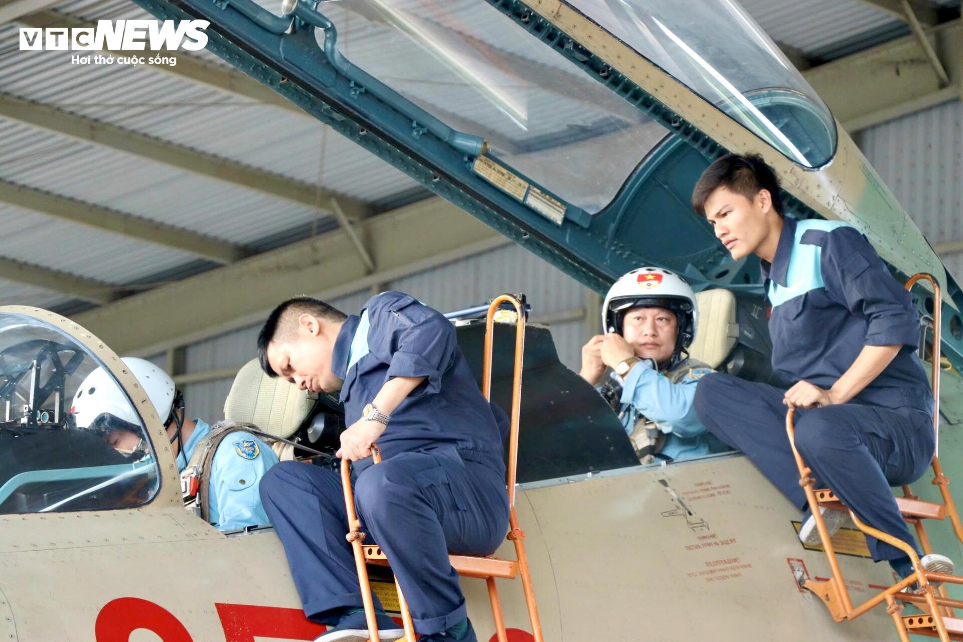 Su - 30 mk2 và Yak - 130 rời sân bay Biên Hòa sau nhiệm vụ bay biểu diễn 30 / 4 - Ảnh 5.