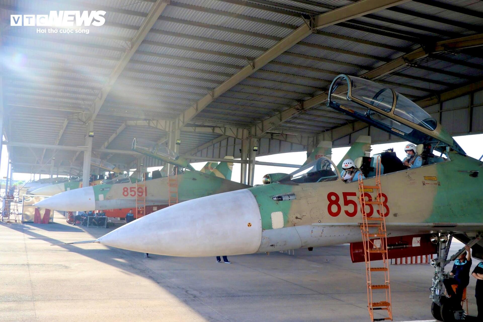 Su - 30 mk2 và Yak - 130 rời sân bay Biên Hòa sau nhiệm vụ bay biểu diễn 30 / 4 - Ảnh 1.