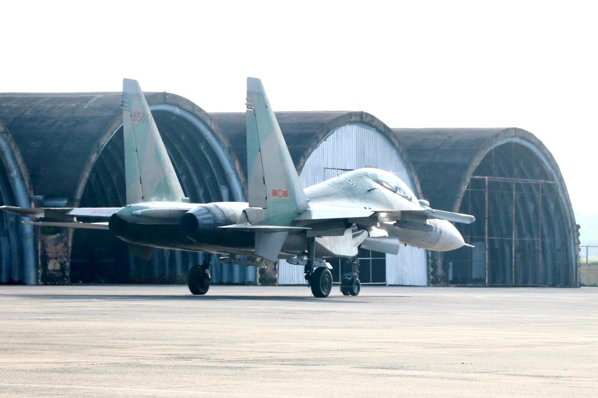 Su - 30 mk2 và Yak - 130 rời sân bay Biên Hòa sau nhiệm vụ bay biểu diễn 30 / 4 - Ảnh 7.