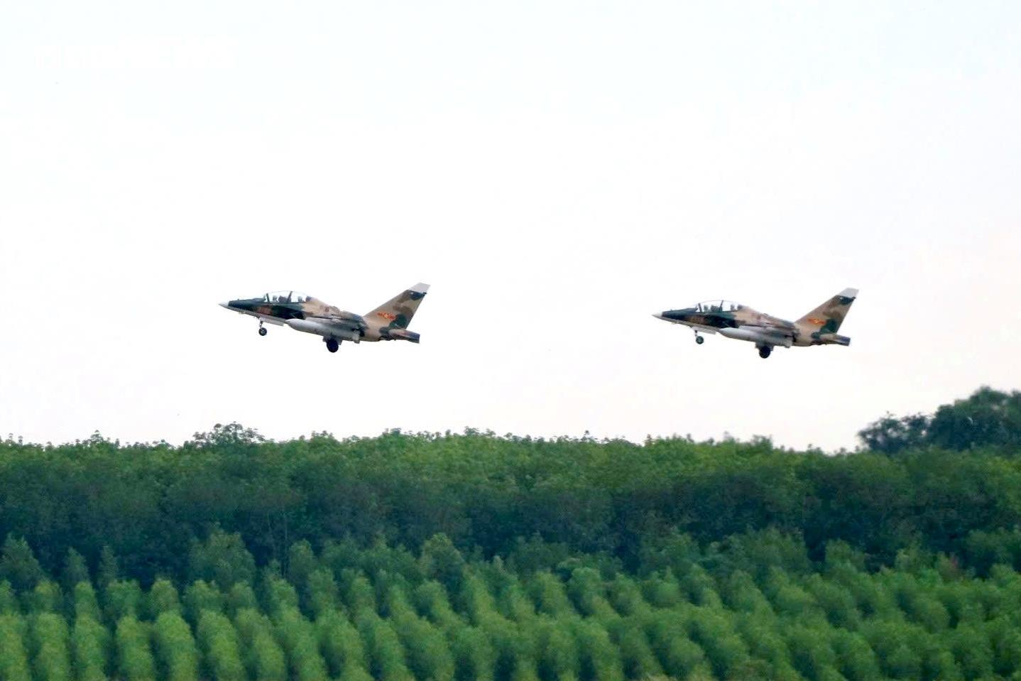 Su - 30 mk2 và Yak - 130 rời sân bay Biên Hòa sau nhiệm vụ bay biểu diễn 30 / 4 - Ảnh 11.