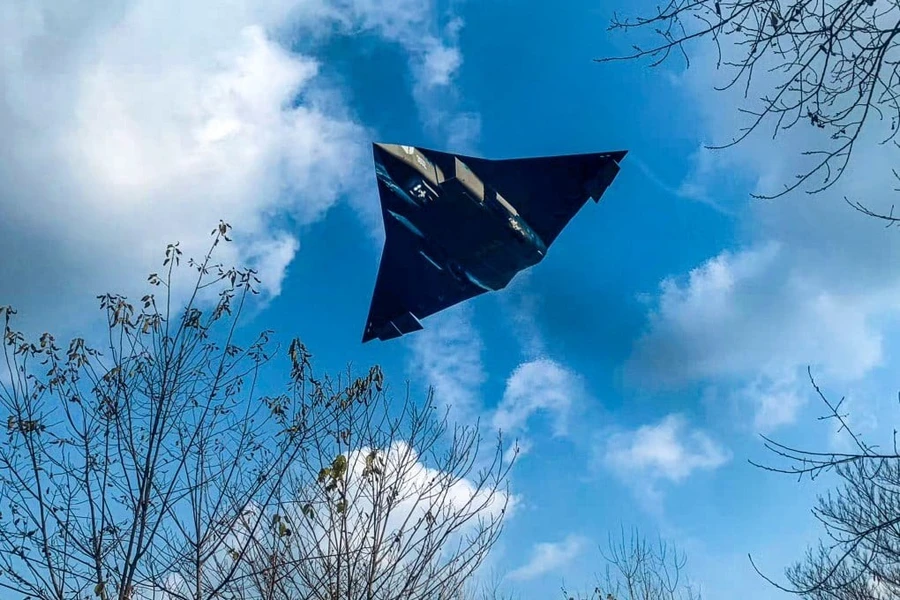 B - 21 Raider và J - 36: Cuộc đua công nghệ giữa hai thế hệ máy bay chiến đấu - Ảnh 1.