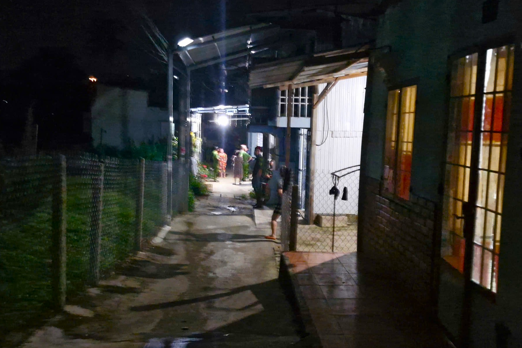 Nhóm côn đồ chém đứt tay ông Đại tại phòng trọ ở Bảo Lộc , Lâm Đồng - Ảnh 1. Nhóm côn đồ chém đứt tay ông Đại tại phòng trọ ở Bảo Lộc , Lâm Đồng - Ảnh 1.