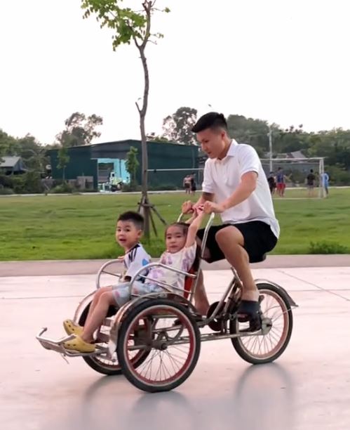 Xả vai chủ tịch, Chu Thanh Huyền về quê Quang Hải khác hoàn toàn, để lộ luôn mặt mộc gây chú ý- Ảnh 2.