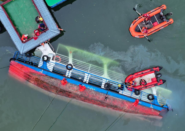 Cảnh tượng kinh hoàng khi 4 thuyền du lịch bất ngờ lật úp, 84 người cùng rơi xuống sông- Ảnh 2.