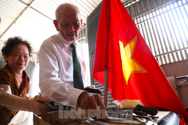 Cựu binh Trần Văn Thanh 76 tuổi chạy xe máy 1 . 300 Km vào TP hcm xem lễ diễu binh 30 / 4 - Ảnh 2.