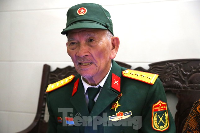 Cựu binh Trần Văn Thanh 76 tuổi chạy xe máy 1 . 300 Km vào TP hcm xem lễ diễu binh 30 / 4 - Ảnh 1.