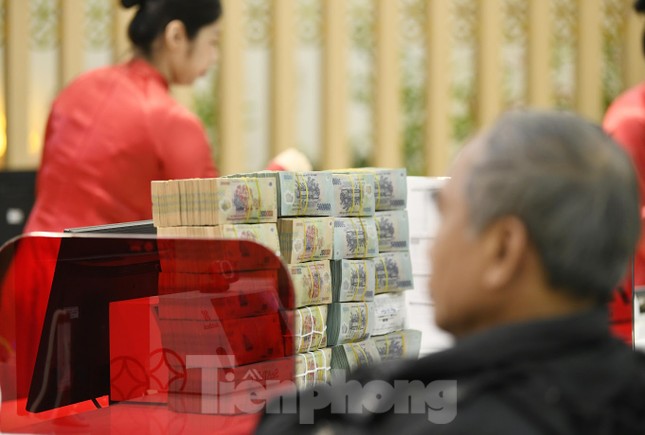 Điều xảy ra với các ngân hàng khi lãi suất tiền gửi đang thấp nhất lịch sử - Ảnh 1.