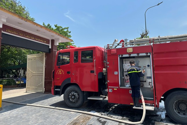 Phòng thực hành thí nghiệm trường chuyên Phan Bội Châu bốc cháy gây hoang mang học sinh - Ảnh 2. Phòng thực hành thí nghiệm trường chuyên Phan Bội Châu bốc cháy gây hoang mang học sinh - Ảnh 2.