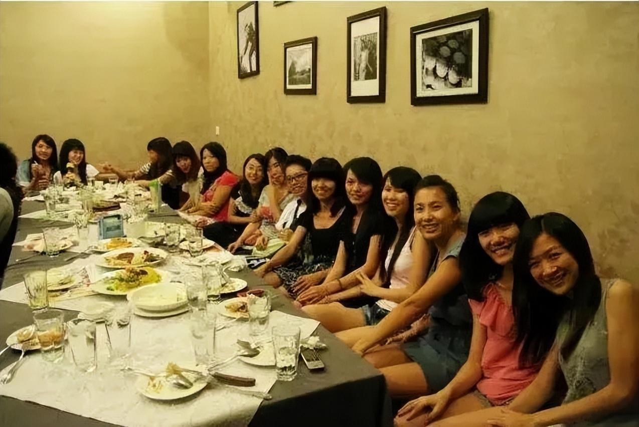 Họp lớp 40 th&agrave;nh vi&ecirc;n nhưng chỉ 20 người tới: Lớp trưởng gửi 1 tin nhắn, cả ph&ograve;ng tiệc đỏ bừng mặt xấu hổ- Ảnh 1.