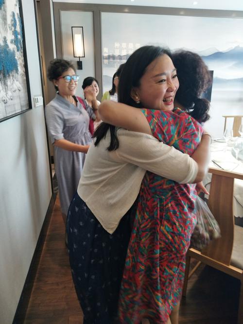 Họp lớp 40 th&agrave;nh vi&ecirc;n nhưng chỉ 20 người tới: Lớp trưởng gửi 1 tin nhắn, cả ph&ograve;ng tiệc đỏ bừng mặt xấu hổ- Ảnh 2.