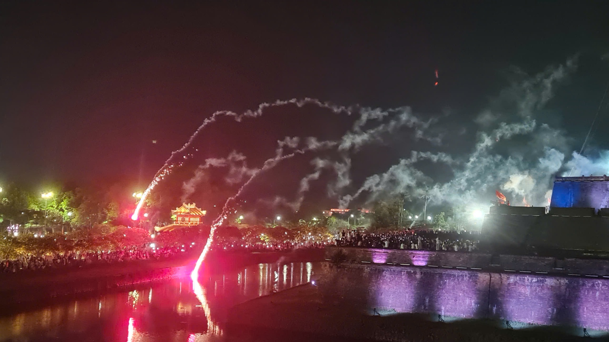 Bộ Văn hóa yêu cầu kiểm tra sự kiện bắn súng thần công ở Huế - Ảnh 1.